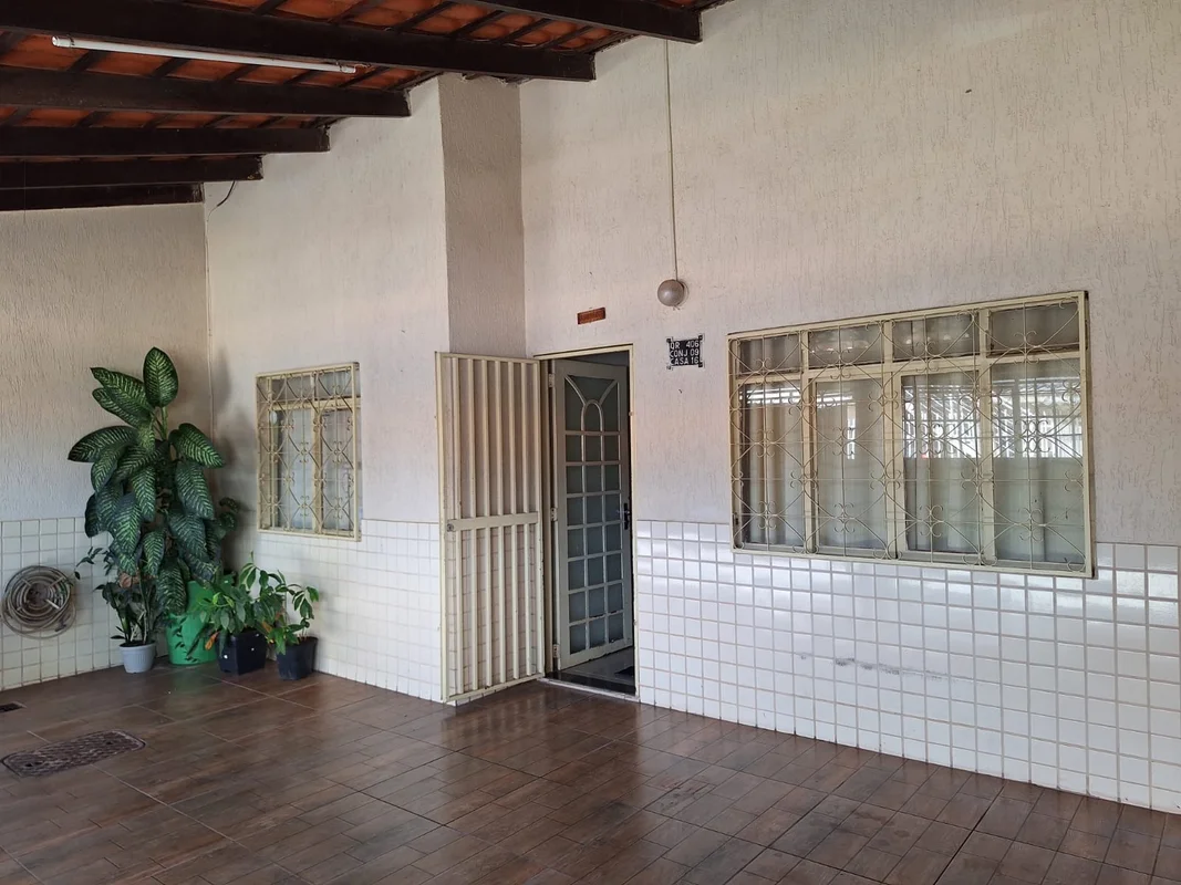 Excelente casa na laje, com estrutura para subir pavimento.São 140 m² de área to...