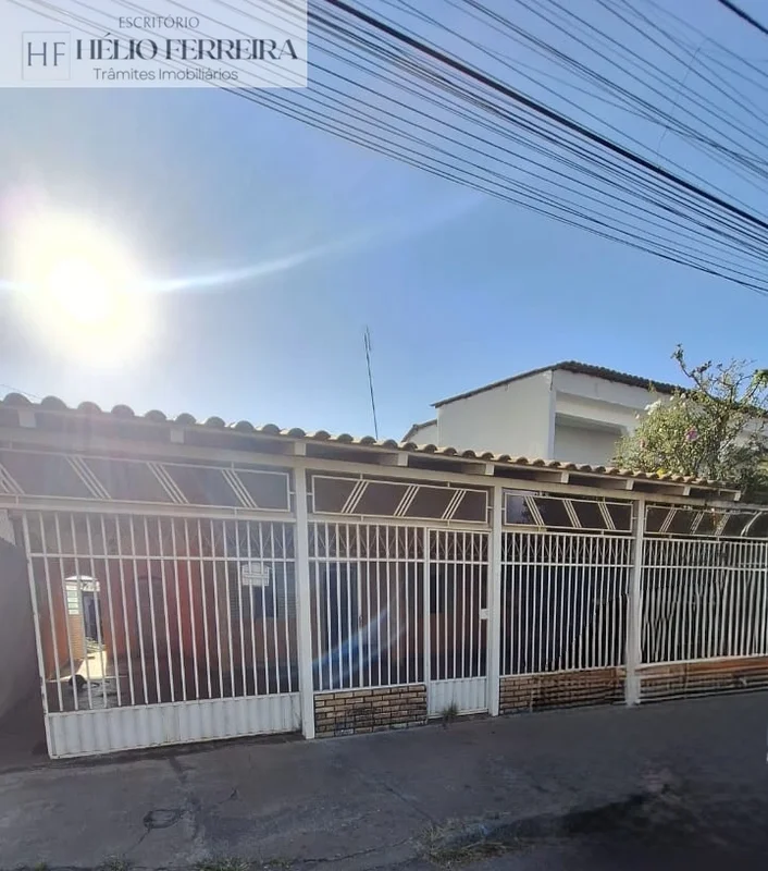  Casa de esquina na quadra 14 do Setor Oeste, em lote de 275 m², com: - 3 quarto...