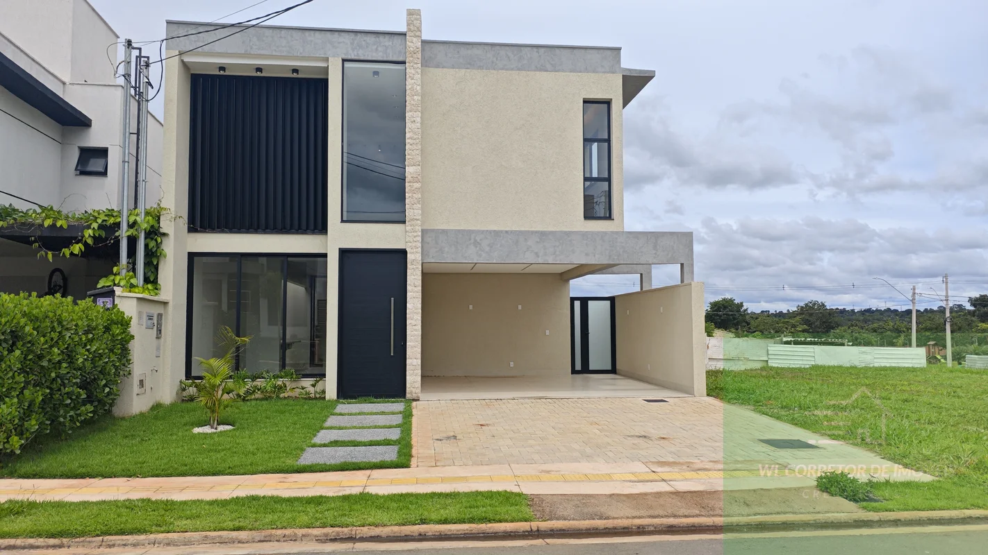 Aconchegante casa / Sobrado no condomínio jardins capri em Senador Canedo. São 4...