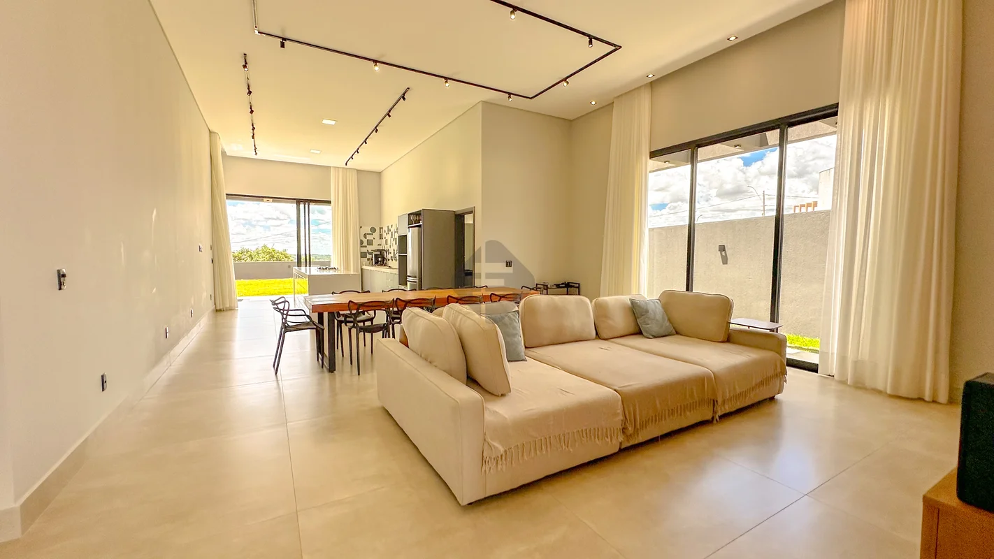 A Eldorado Imobiliária apresenta esta residência sofisticada no Condomínio Mini ...