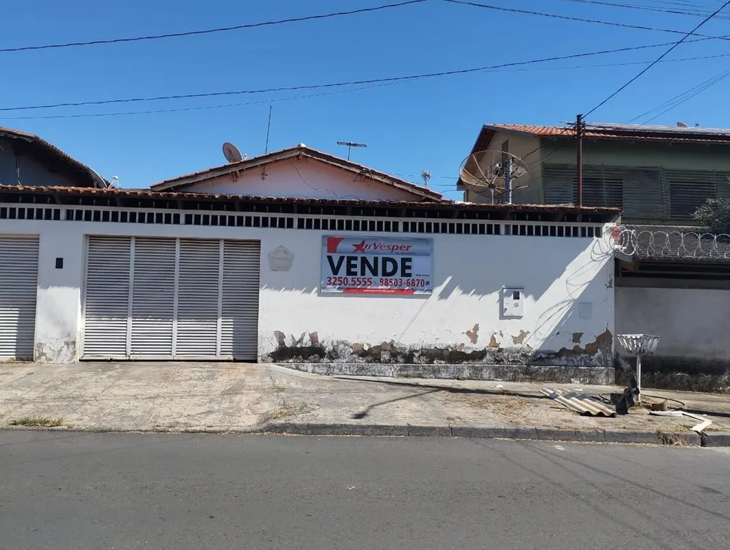 Casa à venda com 3 quartos sendo uma suíte no Setor Água Branca em Goiânia. Imóv...