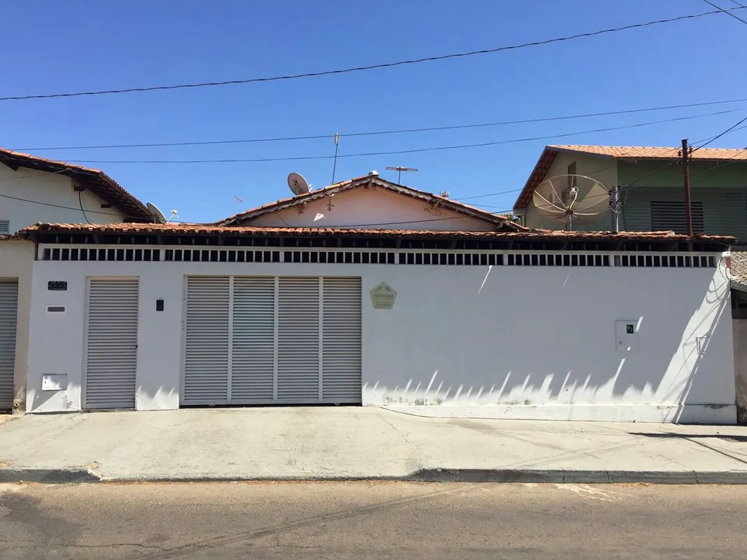 Casa à venda com 3 quartos sendo uma suíte no Setor Água Branca em Goiânia. Imóv...