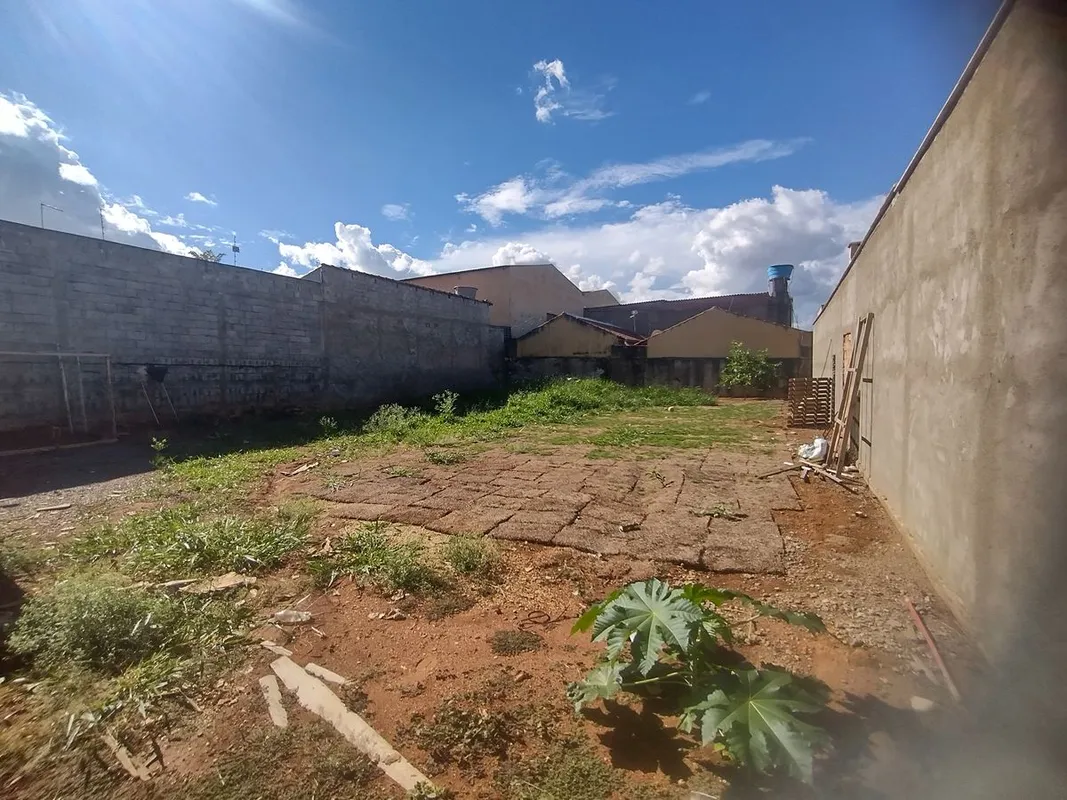 Terreno de 360mÂ², totalmente plano e murado, localizado em excelente regiÃ£o de...