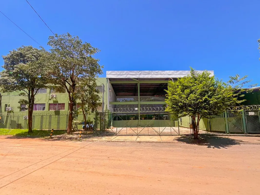 PrÃ©dio comercial com galpÃ£o localizado ao lado do viaduto da BR-153, em ponto ...