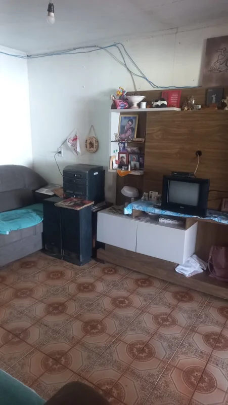 Casa simples 3 qtos + casa de fundos Lote grande 250 metros Bem localizada Perto...