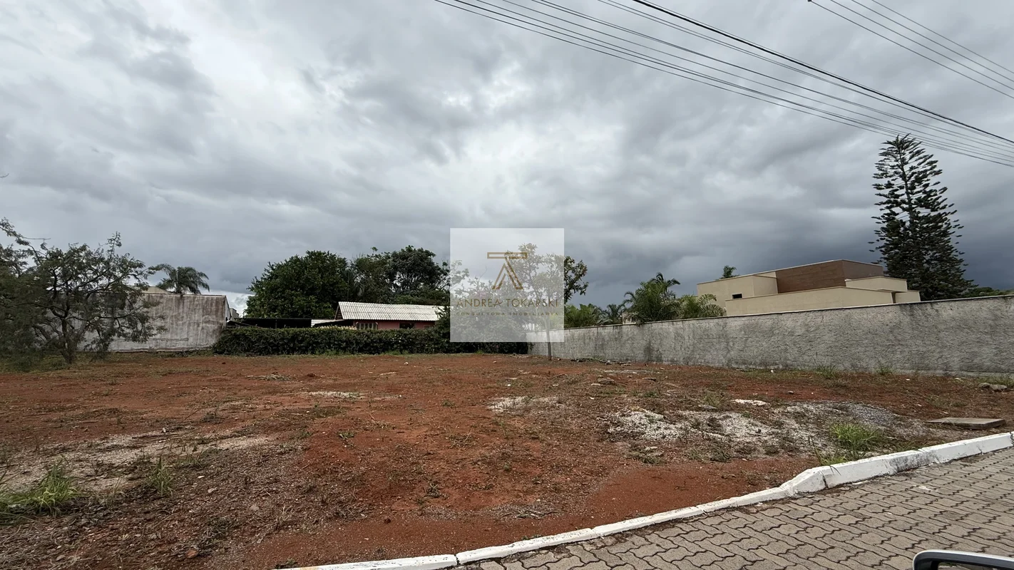 Viva com conforto, segurança e natureza no Condomínio Privê Lago Sul.Esse lote é...