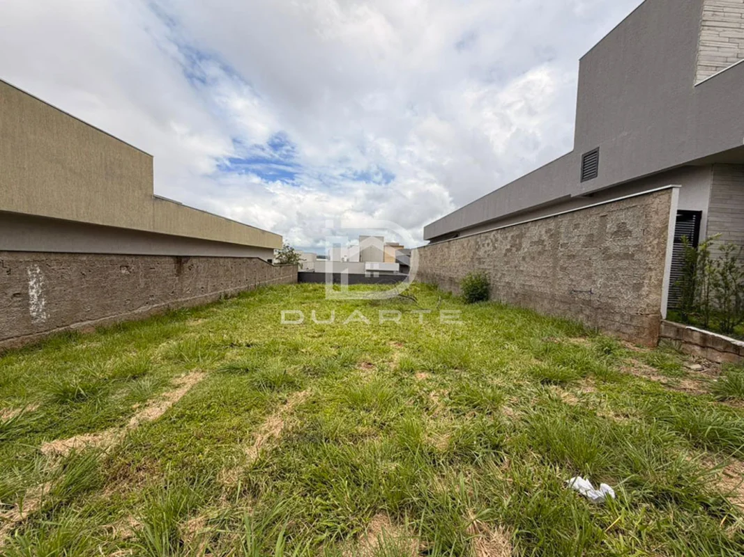 Lote em Condomínio Residencial Grand Trianon, Qd 15, com:* 360 m² (12x30); * Qua...