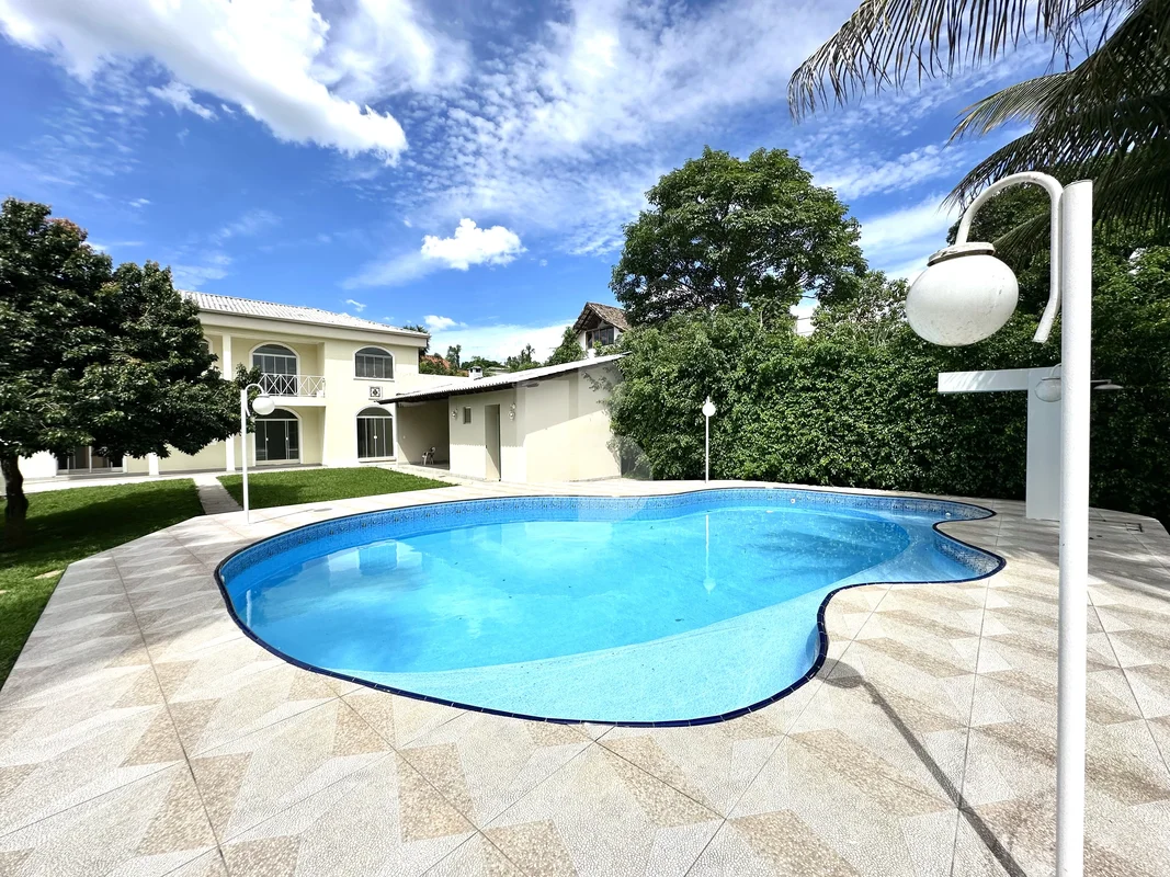 Residência de Alto Padrão | Arquitetura Imponente e Lazer CompletoApresentamos e...