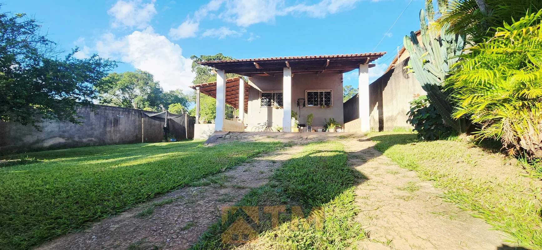 TM CONSULTORIA IMOBILIARIAVENDE:Excelente Casa com 3 Quartos, Suíte, mais uma ki...