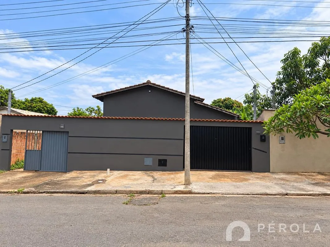 Casa residencial com dois quartos, banheiro social, sala, cozinha e área de serv...