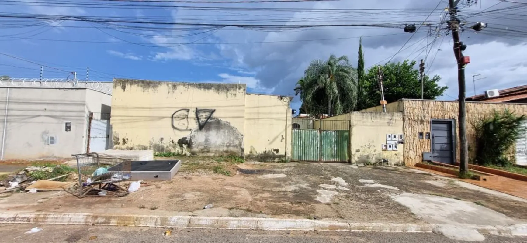 TERRENO – EXCELENTE PARA INVESTIMENTOTerreno com 05 barracões, todos alugados, g...