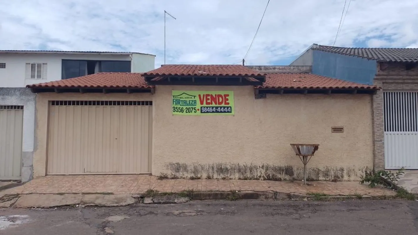 ÓTIMA CASA;Construído em lote de 275 m², composto por:CASA TÉRREA NA LAJE - CONT...
