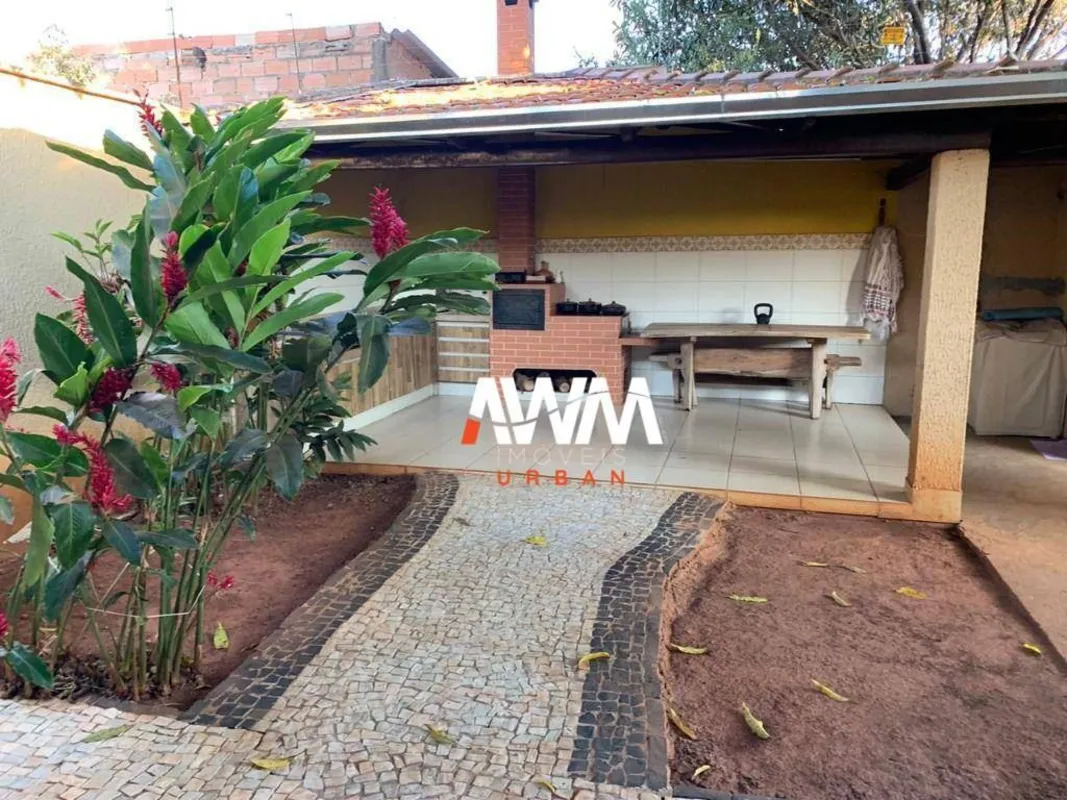 Casa com 3 suítes + office , completa em armários, localizada no Parque Flamboya...