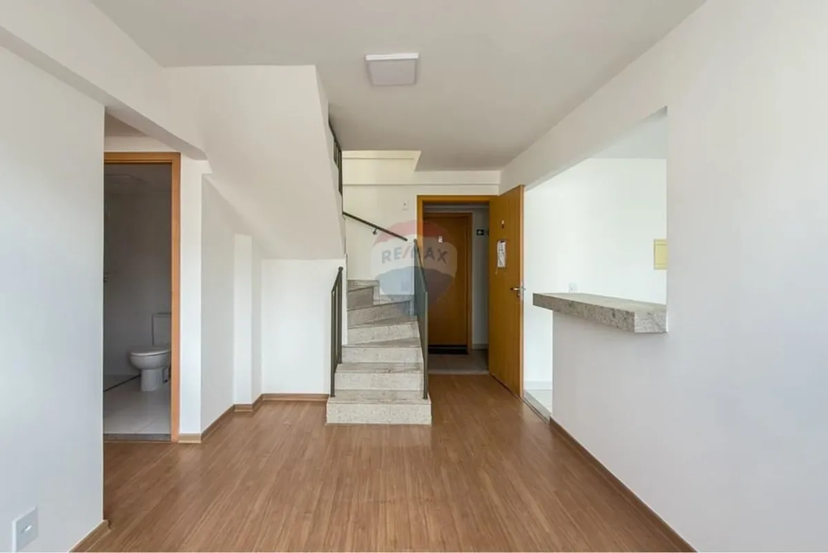 Descubra a sofisticação e o conforto desta magnífica cobertura reformada, locali...