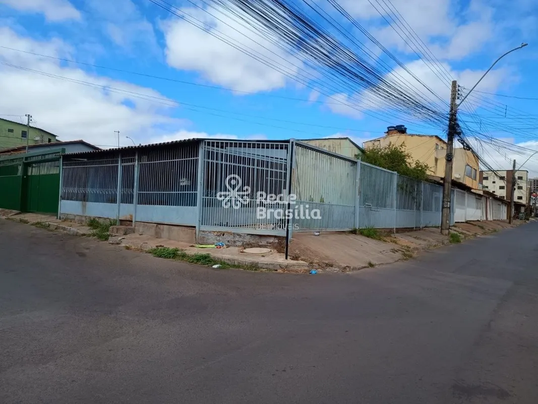 Oportunidade de investimento em Samambaia Casa de esquina com duas edículas. Cas...