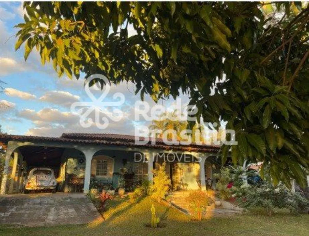 Casa localizada em condomínio fechado, seguro e aprazível, cercado por muito ver...