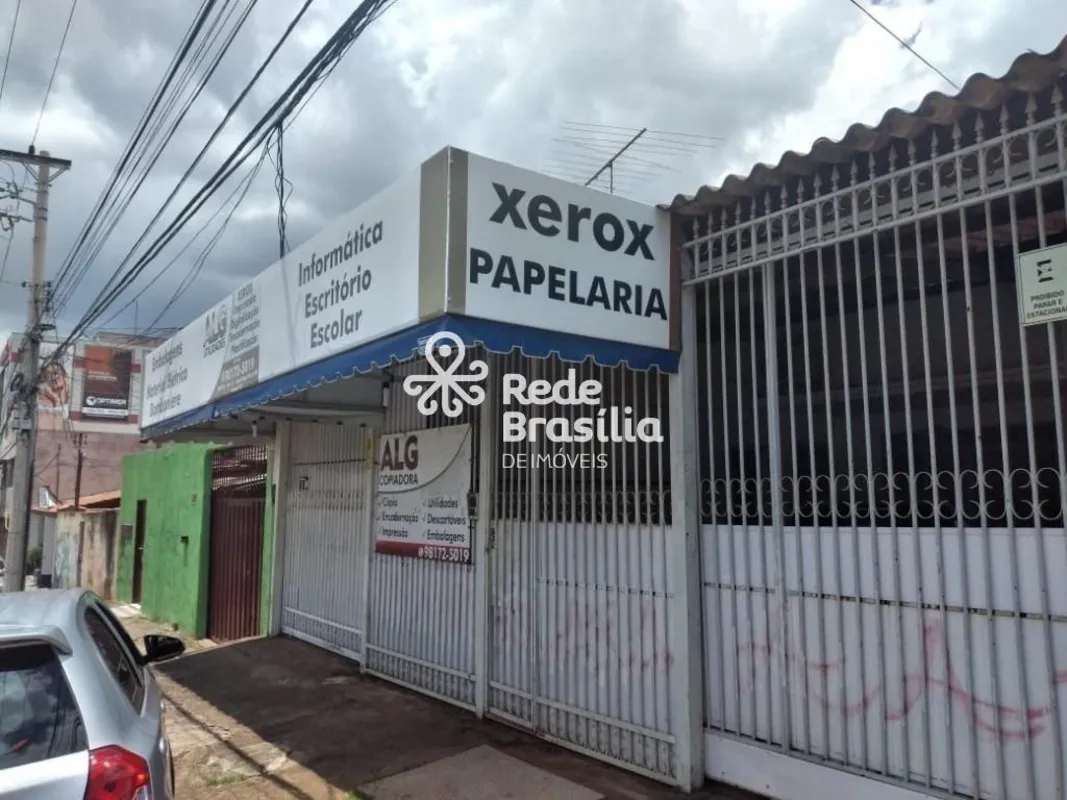 Vendo excelente imóvel com casa de frente na laje e com três quitinetes nos fund...