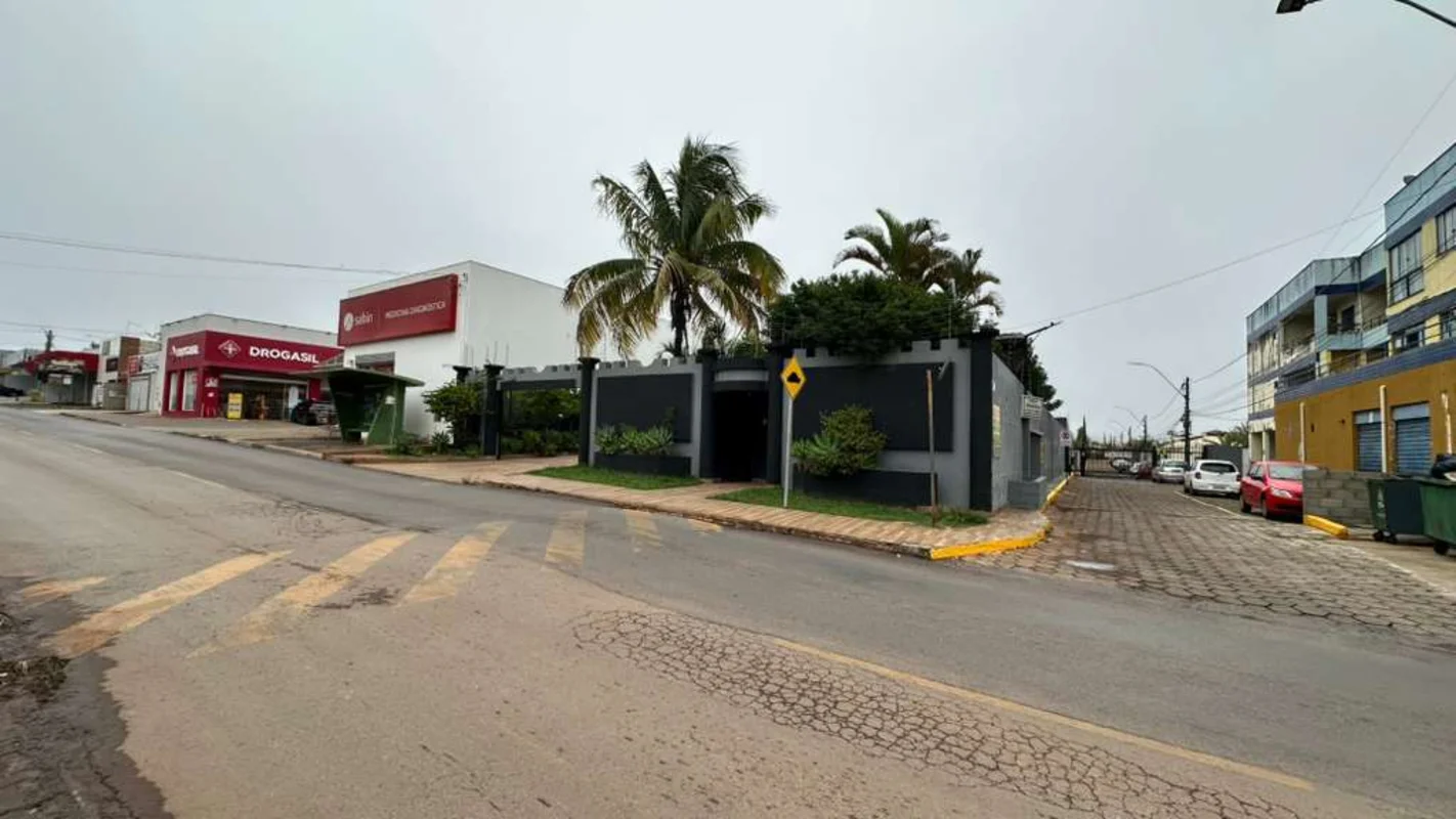 Casa térrea de alto padrão em lote comercial na Arniqueira, com ampla área livre...