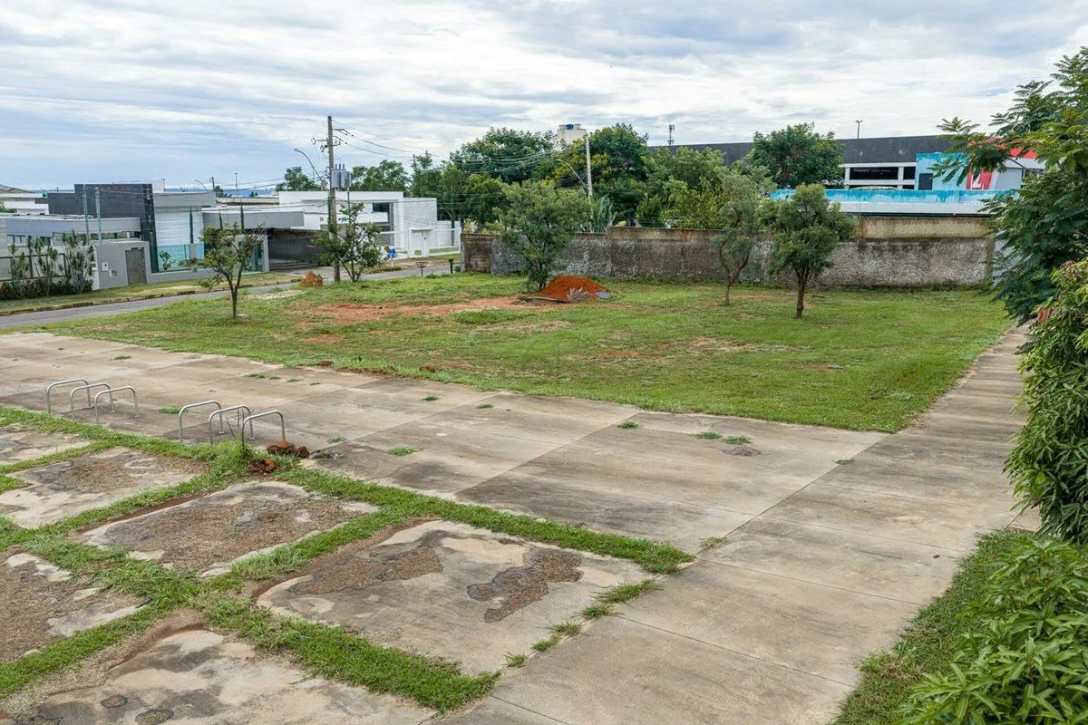 Terreno plano, regularizado e totalmente quitado, localizado em posição privileg...
