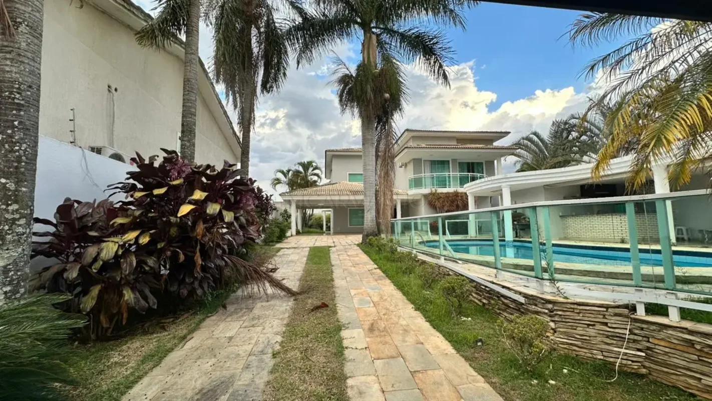 Casa de alto padrão em condomínio fechado e com localização estratégica: próximo...