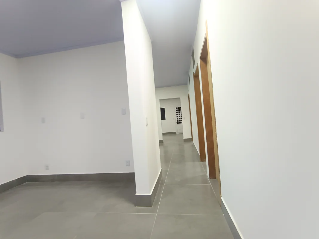 Casa a venda Quadra 09 Varjão Casa dividida em 03 quartos, sendo uma suíte.Ambie...
