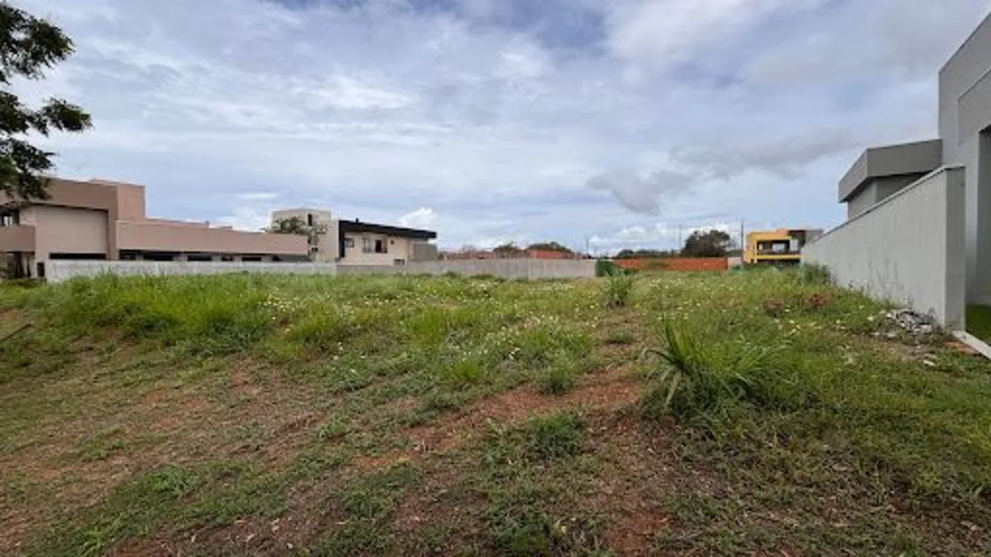 Condomínio: Alphaville 1Área Total: 392 m²Destaques: Terreno totalmente plano, v...