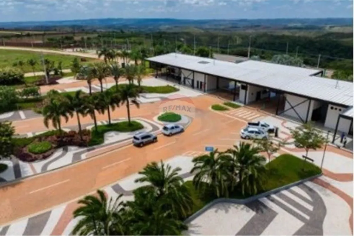 Entre a conveniência da cidade e o privilégio da natureza, este lote no Condomín...