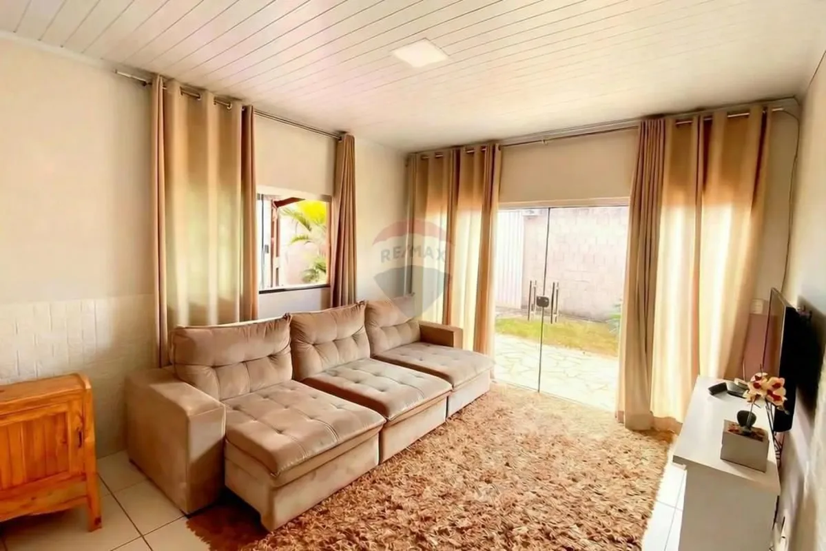 Sala Ampla e Aconchegante:Luz e Ventilação: Projeto focado em iluminação natural...
