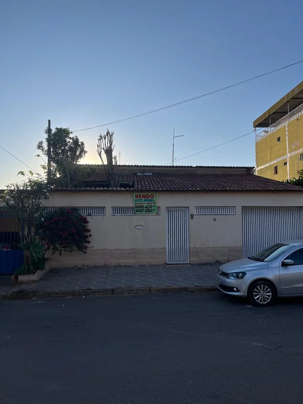 Casa com 03 quartos , Sal , Cozinha , 02 Banheiro , Vaga de Garagem para 02 veíc...