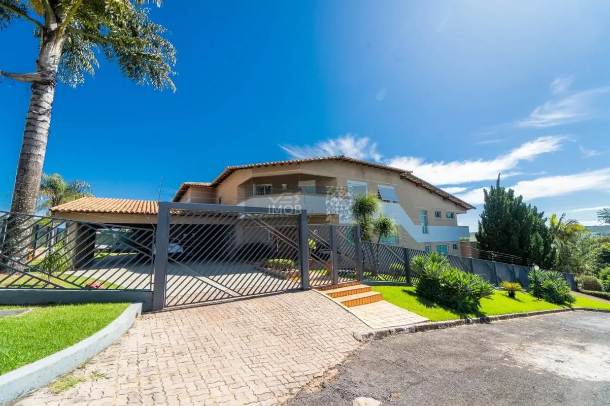 Uma grande chance de morar no melhor do Park Way, em Brasília. Esta casa de alto...