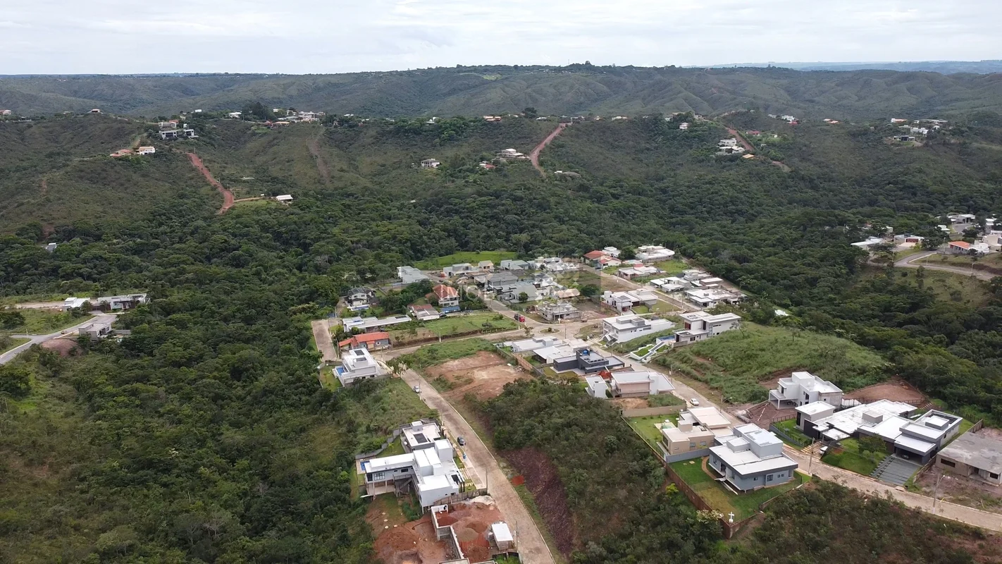 Amplo Terreno escriturado, em condomínio fechado e vizinho a naturezaTerreno reg...
