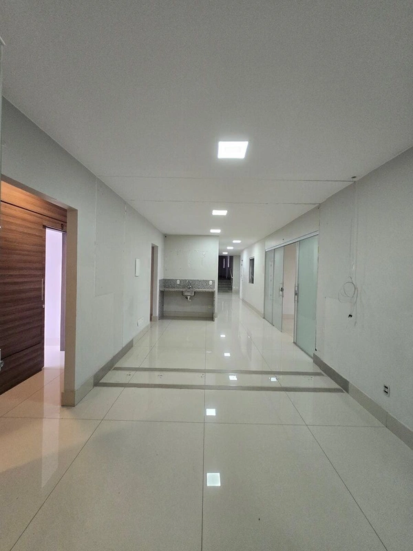 Apresentamos uma sala em aluguel na SIA Trecho 3, um espaço de 340m² com localiz...