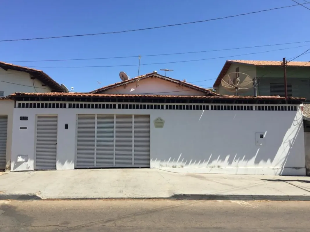 Casa à venda com 3 quartos sendo uma suíte no Setor Água Branca em Goiânia. Imóv...