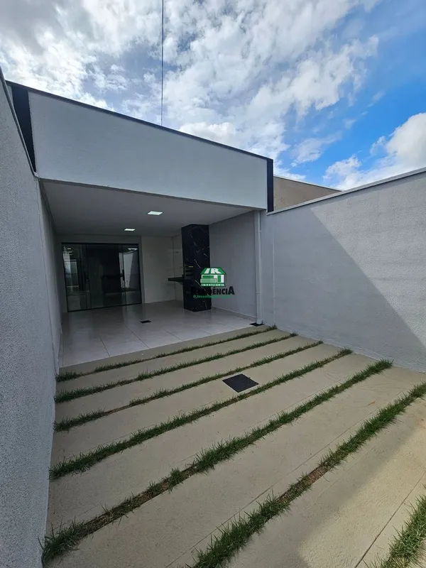 Casa Jibran El Hadj- Área total 100m²- Área construída 70m²- 3 quartos sendo uma...