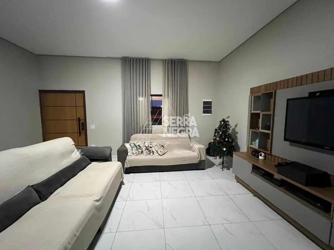 - Área total terreno: 250m²- Área construída: 180m²- 03 quartos sendo 01 suíte c...