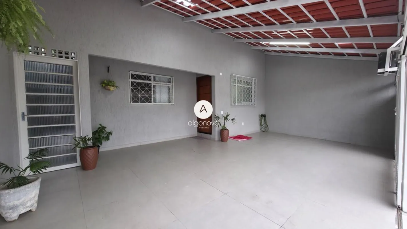EXCLUSIVIDADE Algo Novo Imobiliária: Casa térrea reformada na melhor localização...
