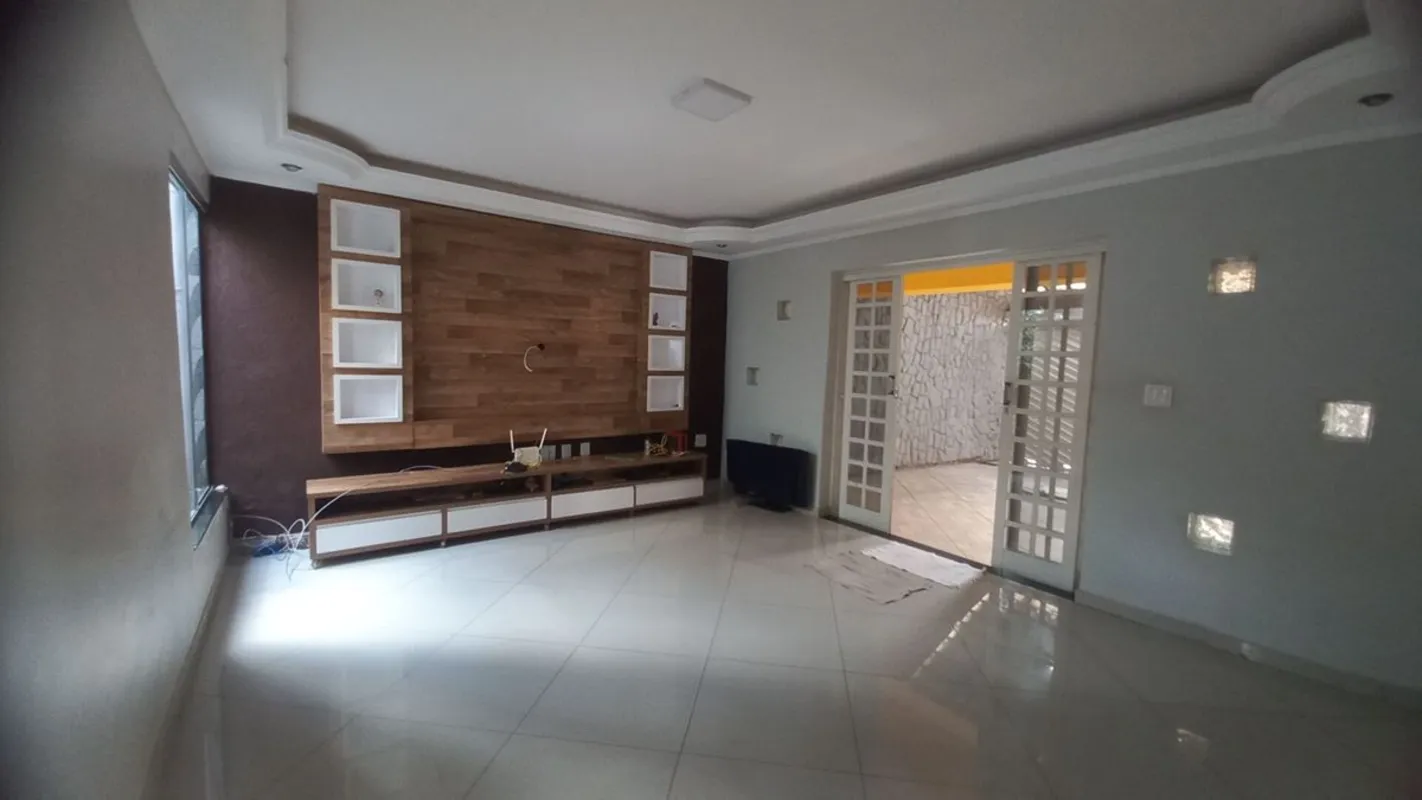 Linda Casa com sala ampla, jardim de inverno, 3 quartos, sendo 2 suítes, cozinha...