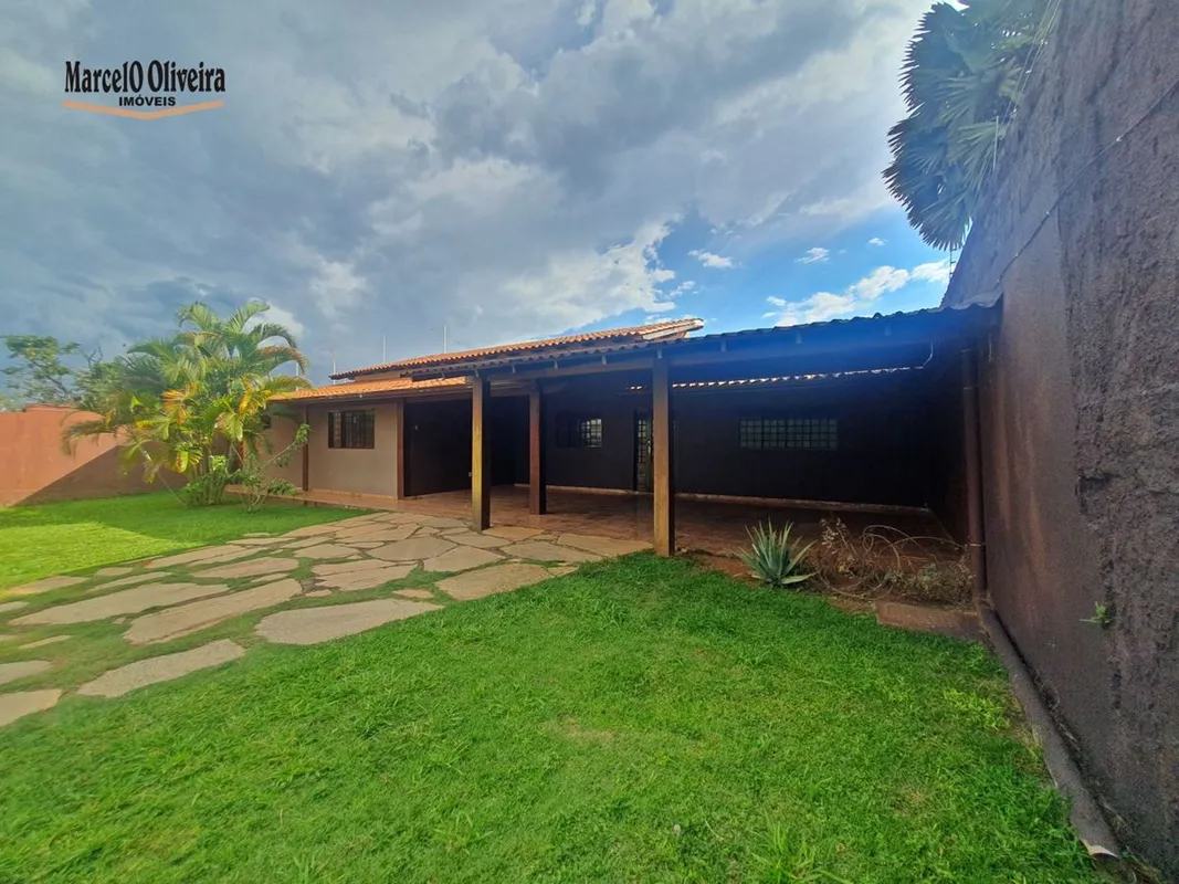 CASA PARA LOCAÇÃO - AMPLO TERRENO DE 1.237m²Excelente oportunidade, casa de fren...