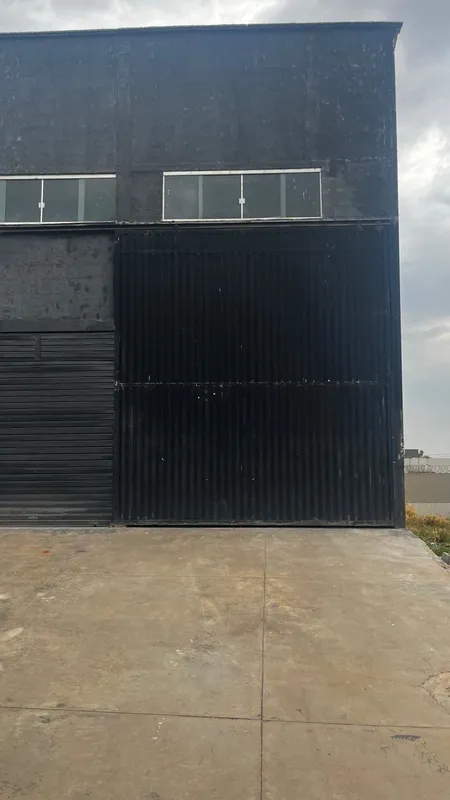 Vende-se GalpãoGalpão com 296 m² de área construída, pé-direito alto e portão de...