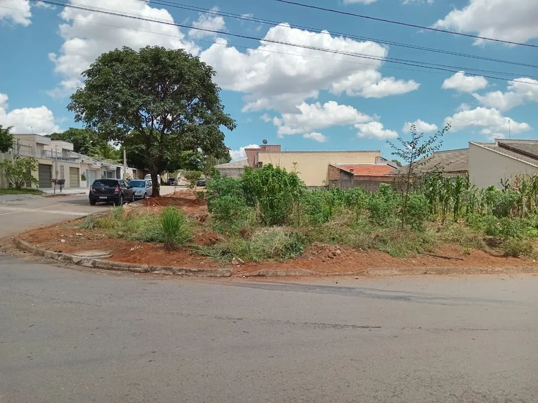 Área de 680,12 sendo 18,89 metros de frente para avenida e Pela direita 33,88 me...