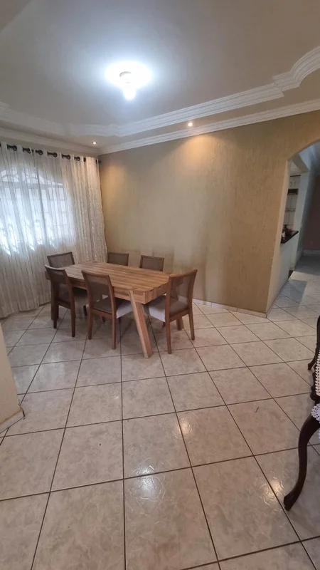 Casa 3Q sendo 2 suítes, sala em três ambientes, cozinha grande com sala de janta...