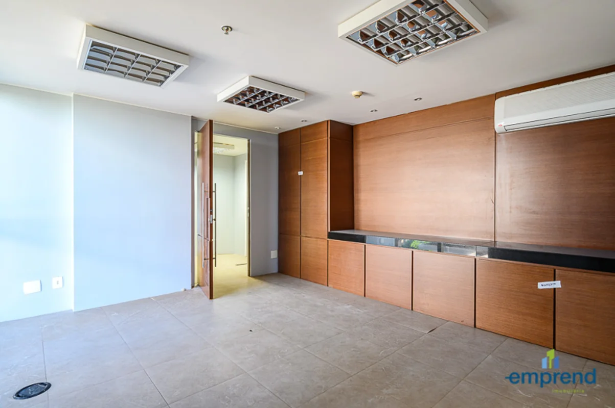 Alugamos conjunto de salas no Edifício Via Capital com aproximadamente 230 m² de...