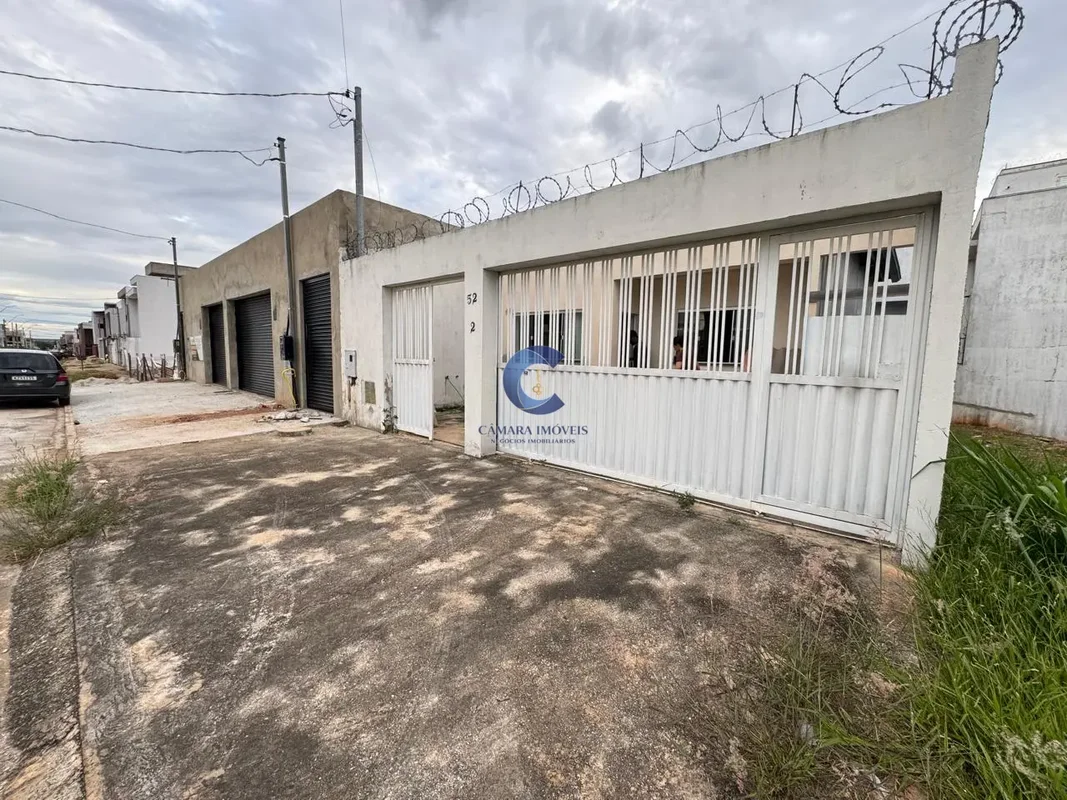 Descubra uma casa acolhedora na QE 52, no coração do Guara II. Com 120 m² de áre...