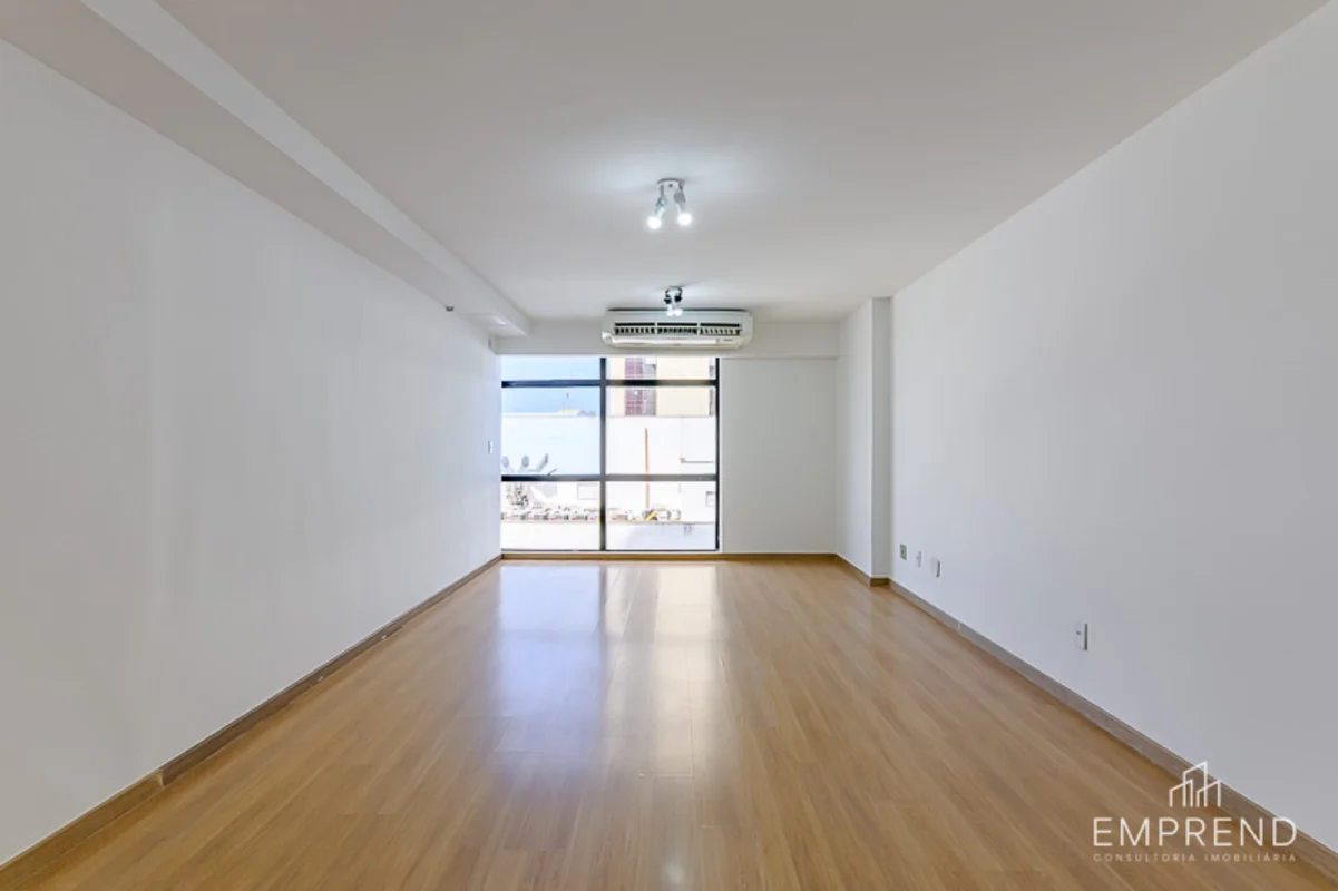 Alugamos sala reformada com vaga de garagem.Ar-condicionado central, andar alto ...