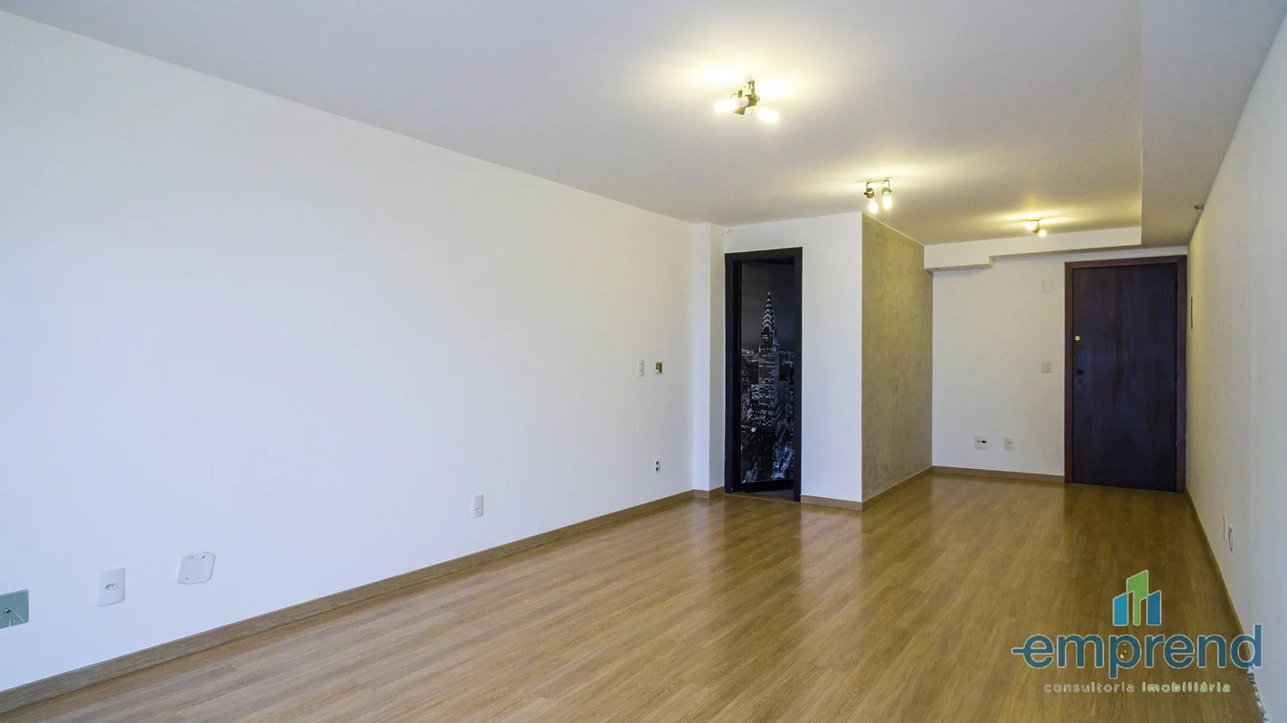Alugamos sala reformada com vaga de garagem.Ar-condicionado central, andar alto ...