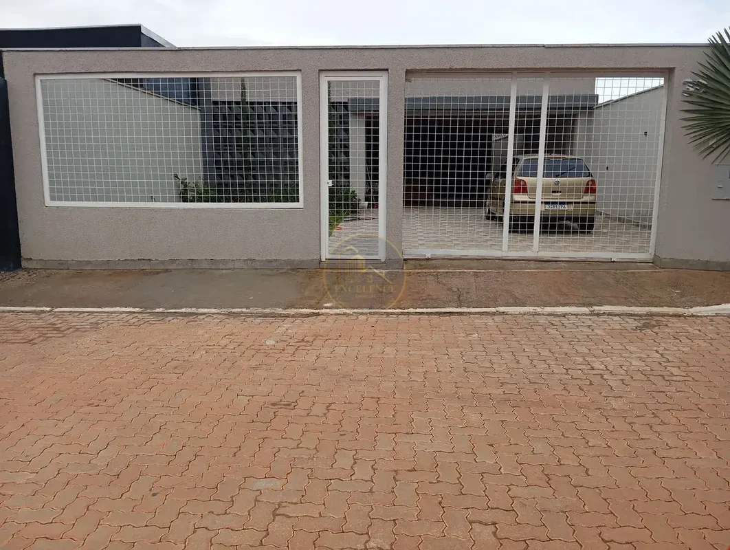 Casa térrea na LAJE, com estrutura para 2º Pavimento;3 quartos sendo 1 suíte;Ban...