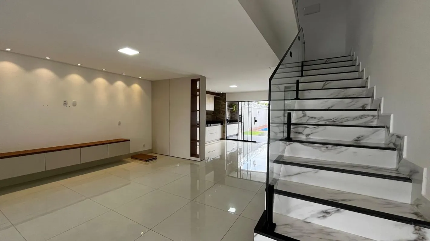 Sobrado com móveis planejados - Goiânia 2- Terreno: 190m²- Área construída 170m²...