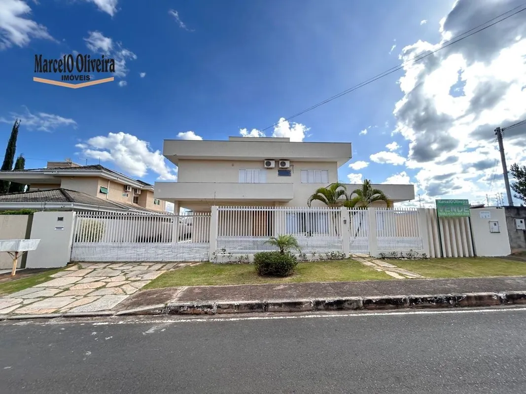 Casa com habite-se, composta por dois pavimentos e uma exuberante área construíd...