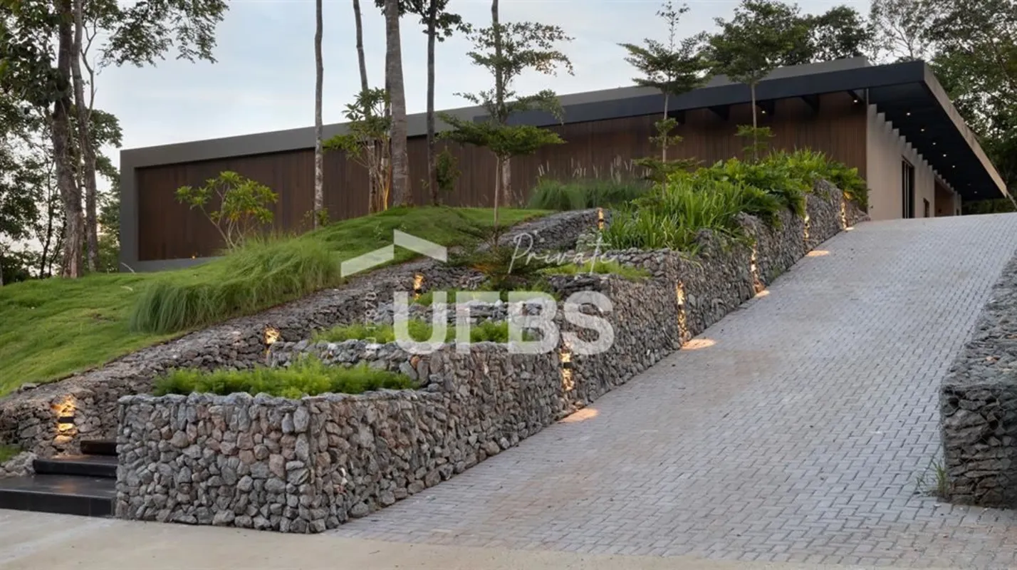 COD U-0030464 - Em um terreno de 3.291 m², esta residência oferece 305 m² de áre...