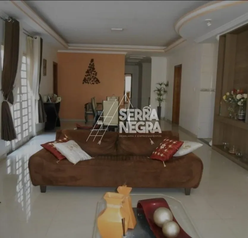 - Área total terreno: 831m²- Área construída: 481m² - Laje- Sala ampla 60m², trê...